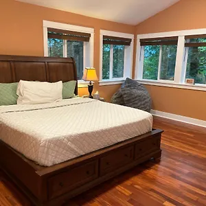 Serene Oasis Getaway With Sauna And A Swim Spa. Portland